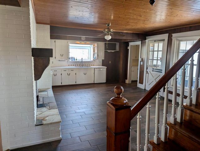 2202 S Farm Road 107, Springfield, MO 65802