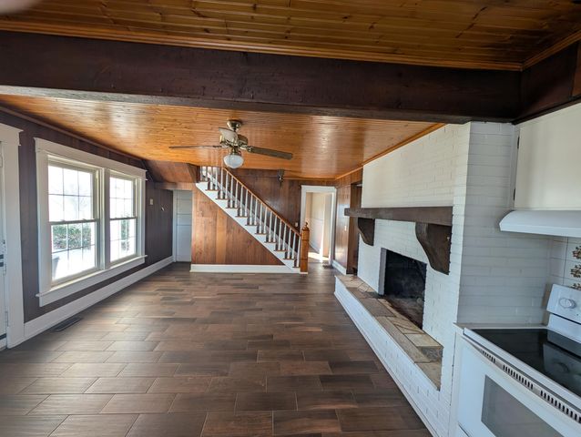 2202 S Farm Road 107, Springfield, MO 65802