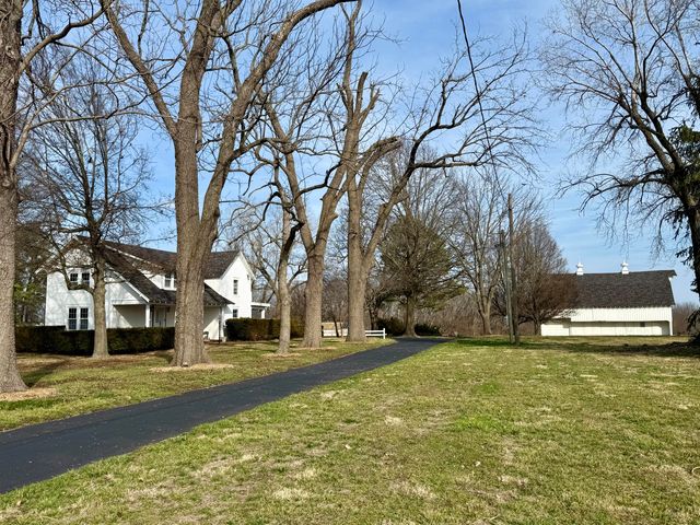 2202 S Farm Road 107, Springfield, MO 65802