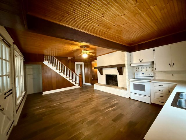 2202 S Farm Road 107, Springfield, MO 65802