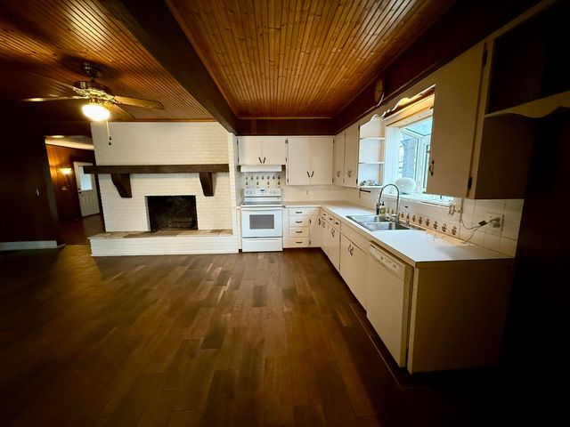 2202 S Farm Road 107, Springfield, MO 65802