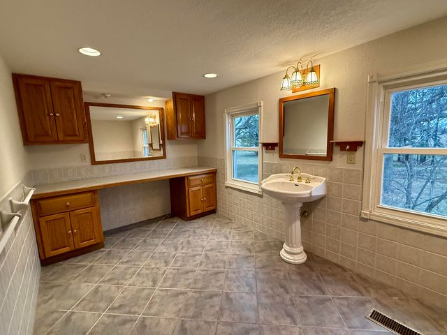 2202 S Farm Road 107, Springfield, MO 65802