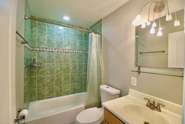 12 Oak Creek Drive 1213, Buffalo Grove, IL 60089