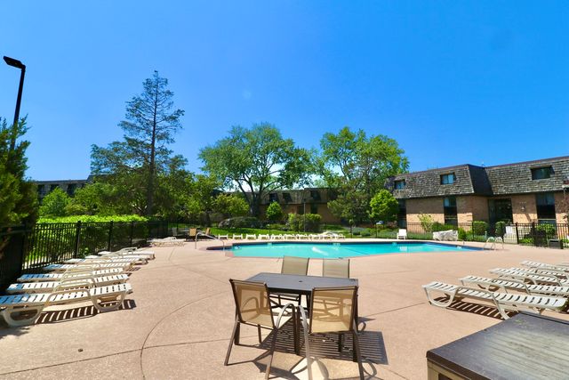 12 Oak Creek Drive 1213, Buffalo Grove, IL 60089