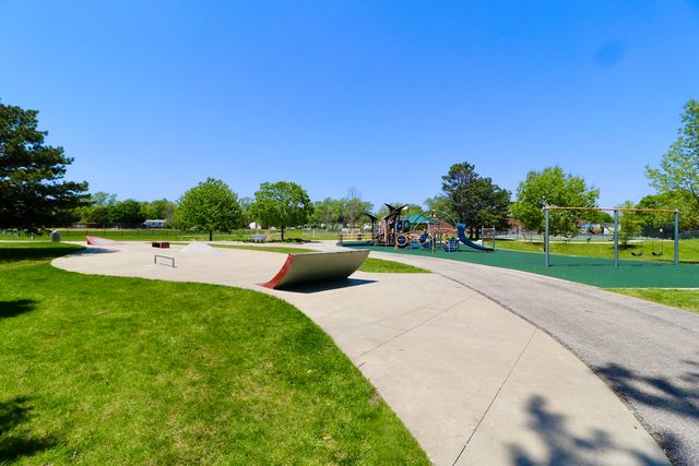 12 Oak Creek Drive 1213, Buffalo Grove, IL 60089
