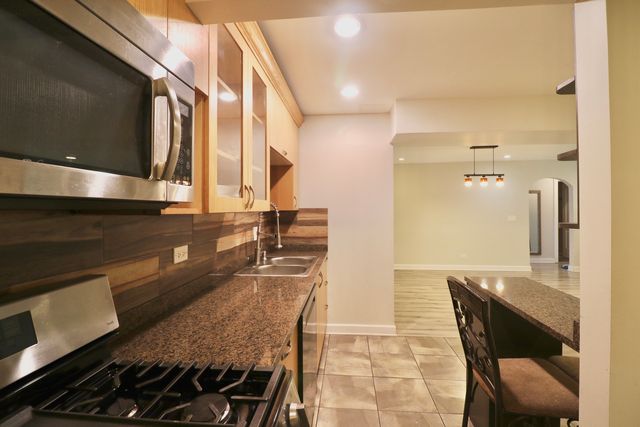 12 Oak Creek Drive 1213, Buffalo Grove, IL 60089