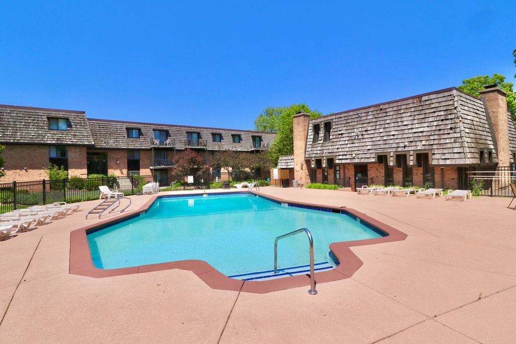 12 Oak Creek Drive 1213, Buffalo Grove, IL 60089