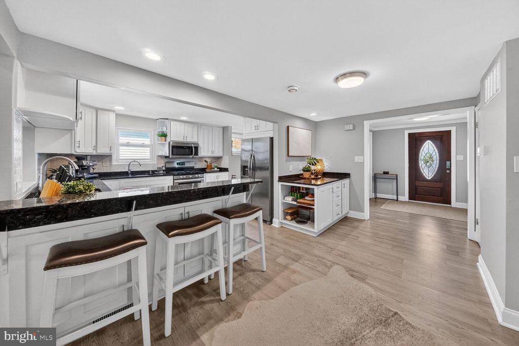 Image 3 of property listing at 7007 LEMAY RD, Rockville, MD 20851