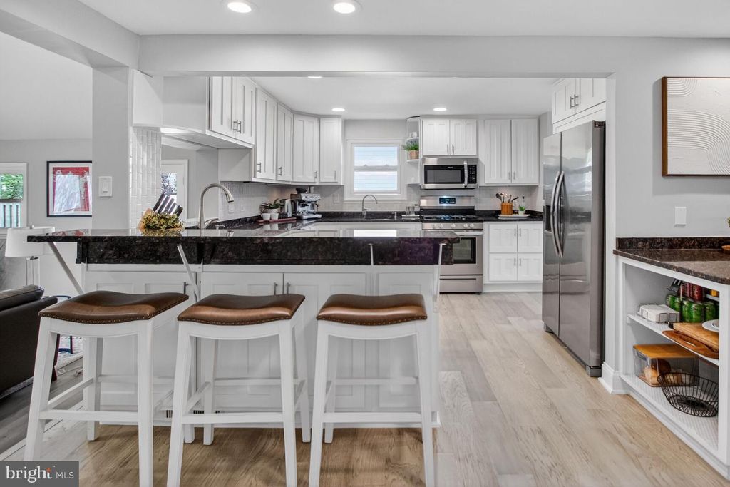 Image 5 of property listing at 7007 LEMAY RD, Rockville, MD 20851