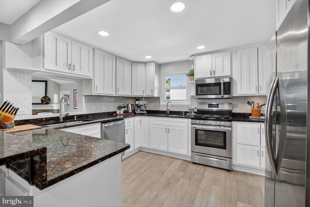 Image 6 of property listing at 7007 LEMAY RD, Rockville, MD 20851