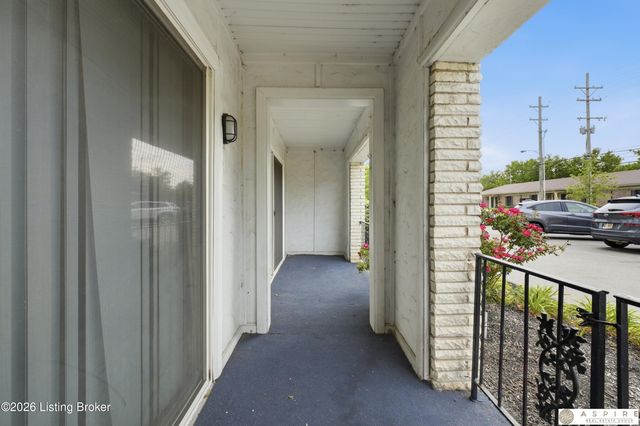 4825 Sherburn Ln 104B, Louisville, KY 40207