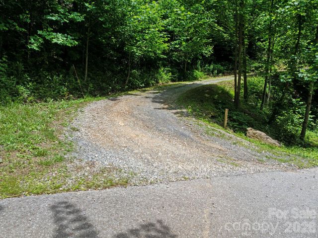 174 deep woods Trail, Canton, NC 28716