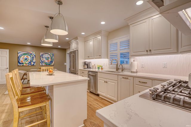 1220 S Royal Avenue, Evansville, IN 47715