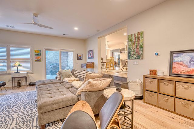 1220 S Royal Avenue, Evansville, IN 47715