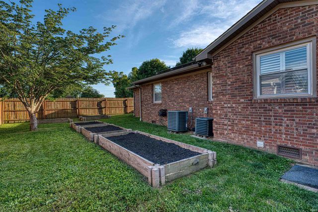 1220 S Royal Avenue, Evansville, IN 47715