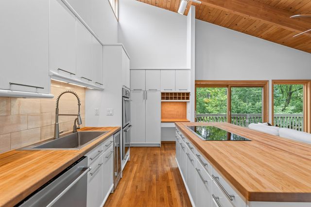 15 Nord Circle Road, North Oaks, MN 55127