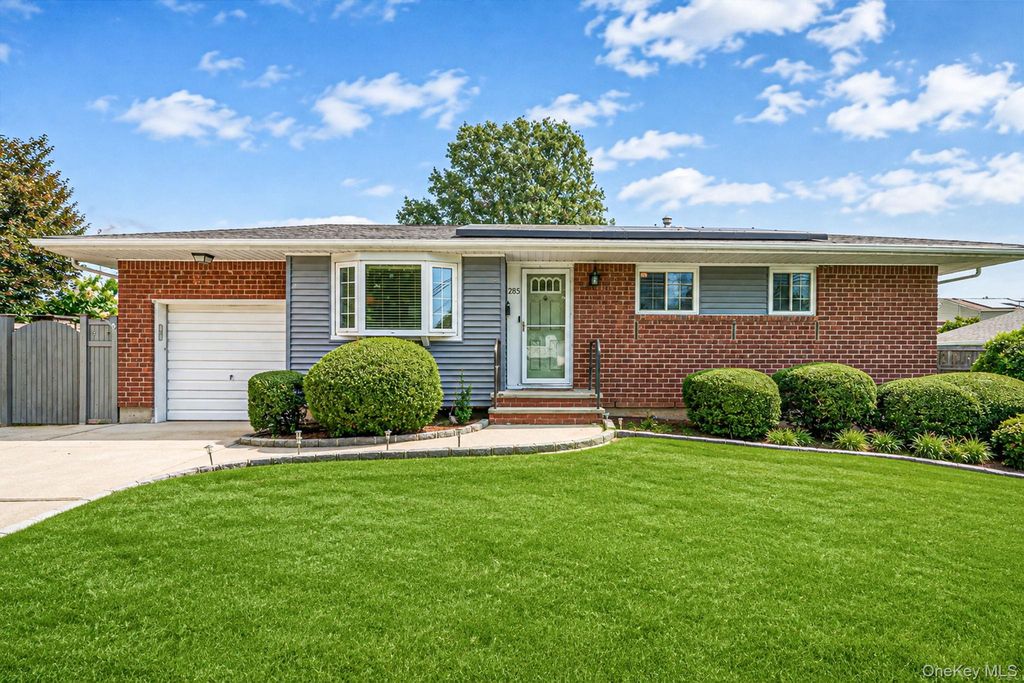 285 W 9th Street, Deer Park, NY 11729 — exterior