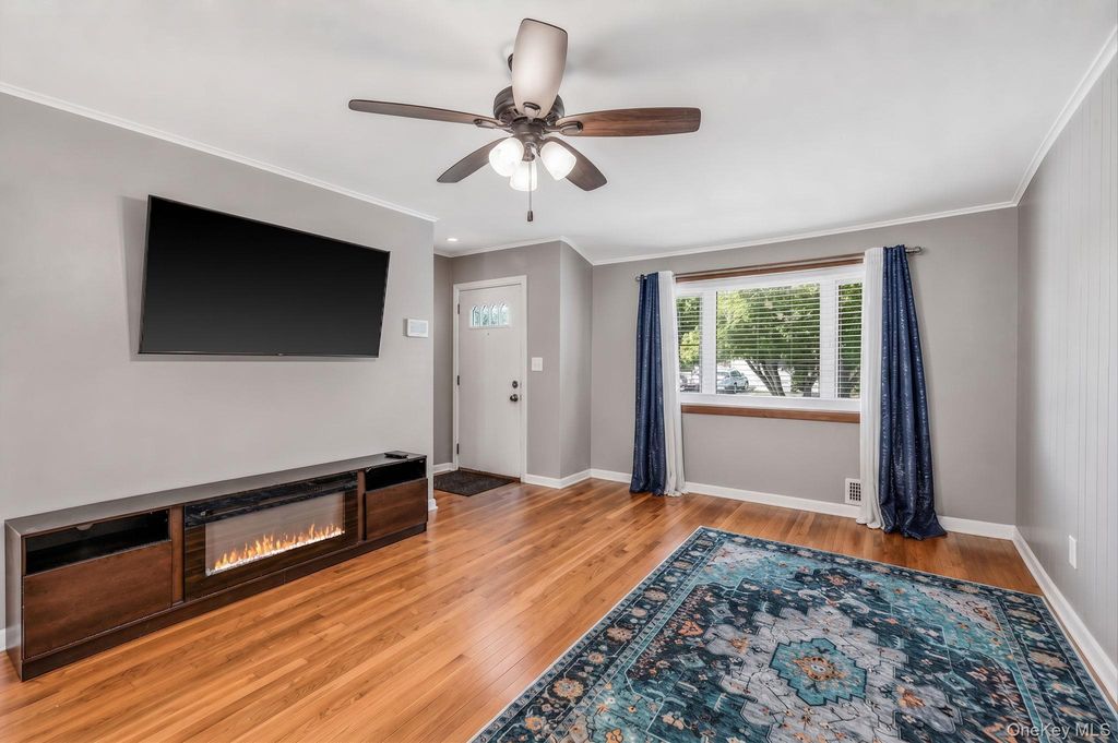 285 W 9th Street, Deer Park, NY 11729 — photo 4