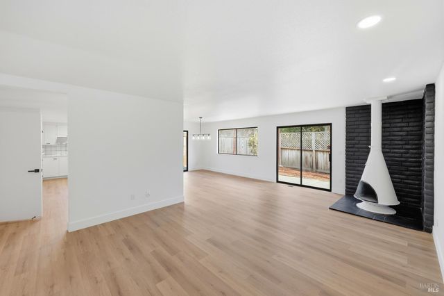 4906 Fernglen Dr, Santa Rosa, CA 95405