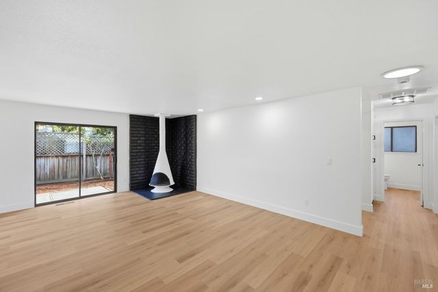 4906 Fernglen Dr, Santa Rosa, CA 95405