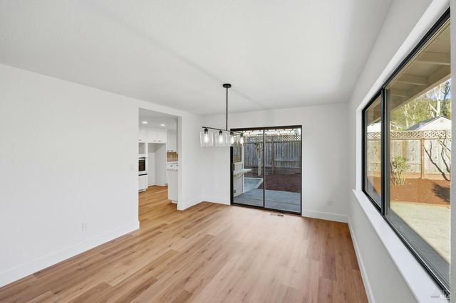 4906 Fernglen Dr, Santa Rosa, CA 95405