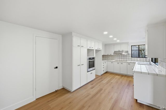 4906 Fernglen Dr, Santa Rosa, CA 95405