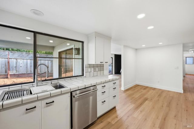 4906 Fernglen Dr, Santa Rosa, CA 95405