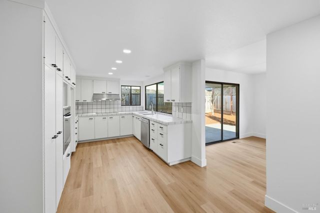 4906 Fernglen Dr, Santa Rosa, CA 95405