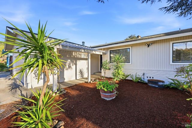 4906 Fernglen Dr, Santa Rosa, CA 95405