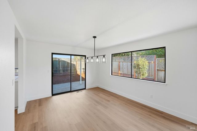 4906 Fernglen Dr, Santa Rosa, CA 95405