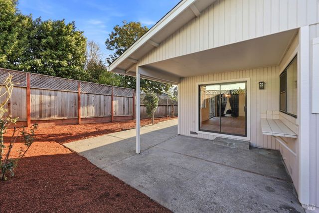 4906 Fernglen Dr, Santa Rosa, CA 95405