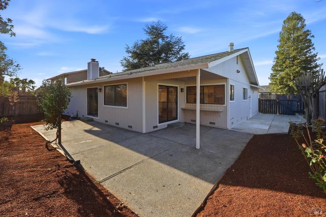4906 Fernglen Dr, Santa Rosa, CA 95405