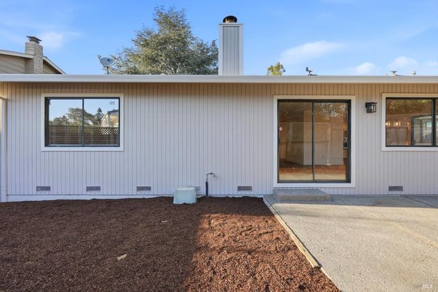 4906 Fernglen Dr, Santa Rosa, CA 95405
