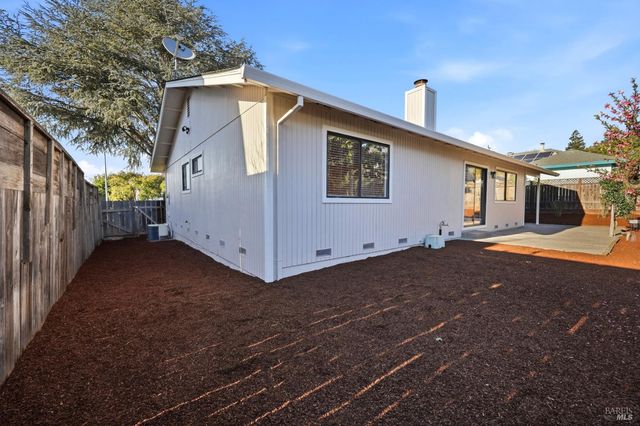 4906 Fernglen Dr, Santa Rosa, CA 95405