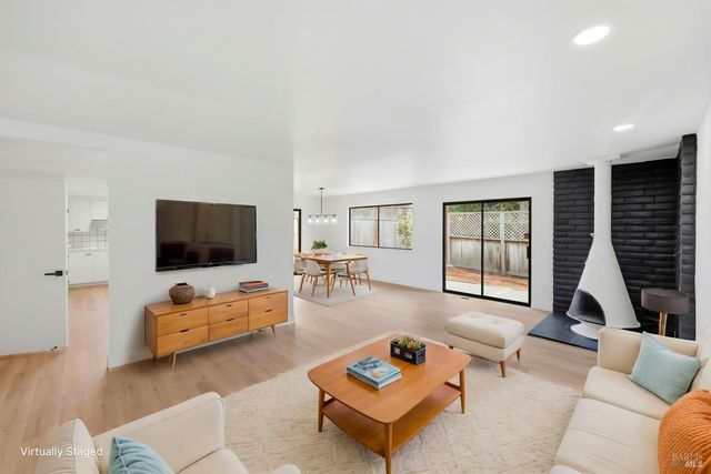 4906 Fernglen Dr, Santa Rosa, CA 95405