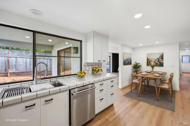 4906 Fernglen Dr, Santa Rosa, CA 95405