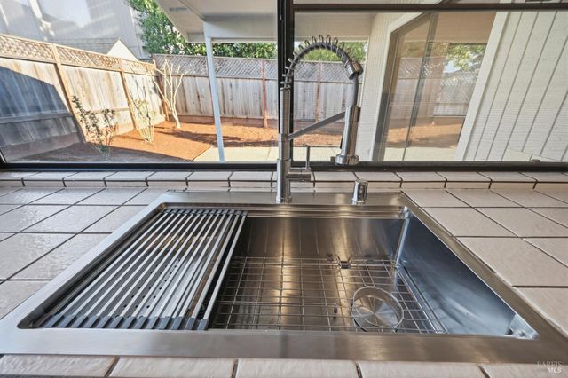 4906 Fernglen Dr, Santa Rosa, CA 95405