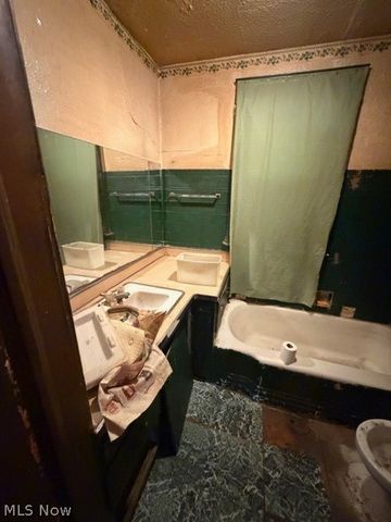 10800 Crestwood Avenue, Cleveland, OH 44104