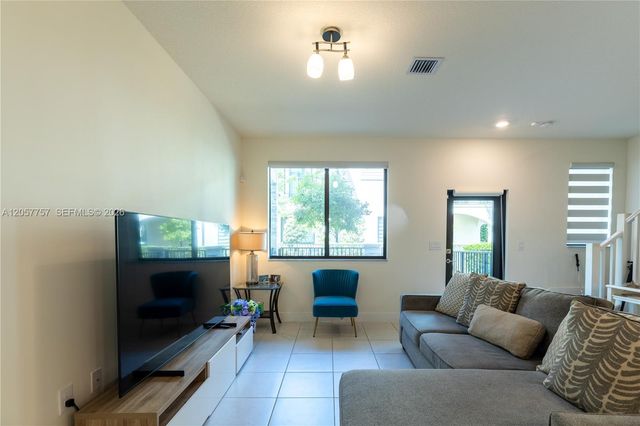 4623 NW 83rd Pkwy, Doral, FL 33166