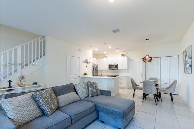 4623 NW 83rd Pkwy, Doral, FL 33166