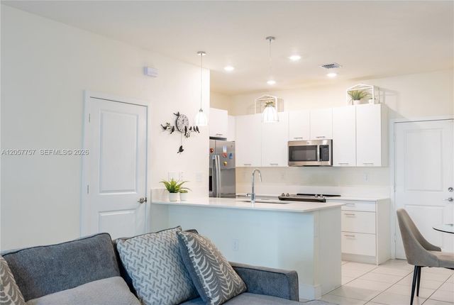 4623 NW 83rd Pkwy, Doral, FL 33166