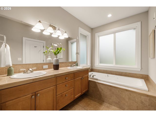 16550 ANNA EVE Dr, Milwaukie, OR 97267