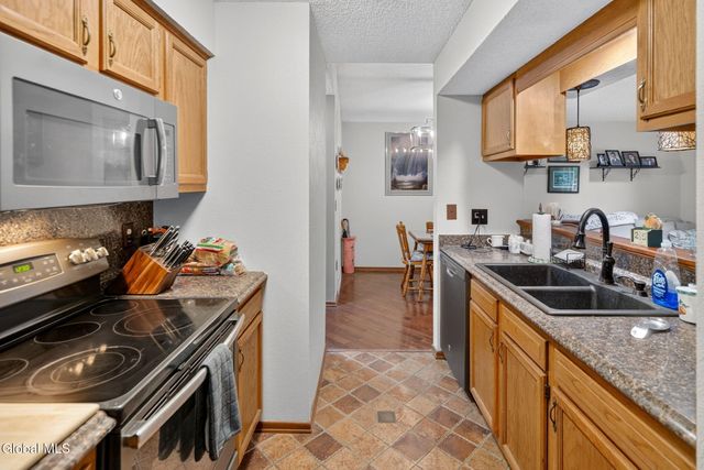 202 Burgoyne Drive 202, Halfmoon, NY 12065