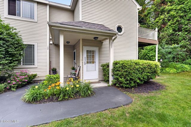 202 Burgoyne Drive 202, Halfmoon, NY 12065