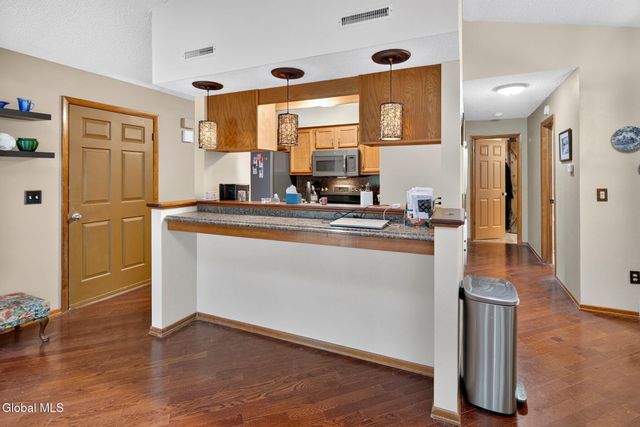 202 Burgoyne Drive 202, Halfmoon, NY 12065