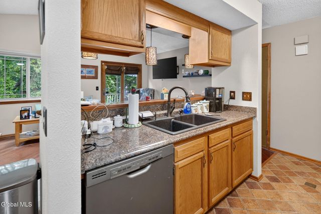 202 Burgoyne Drive 202, Halfmoon, NY 12065