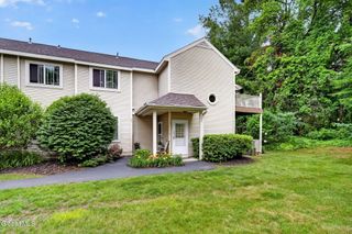 202 Burgoyne Drive 202, Halfmoon, NY 12065