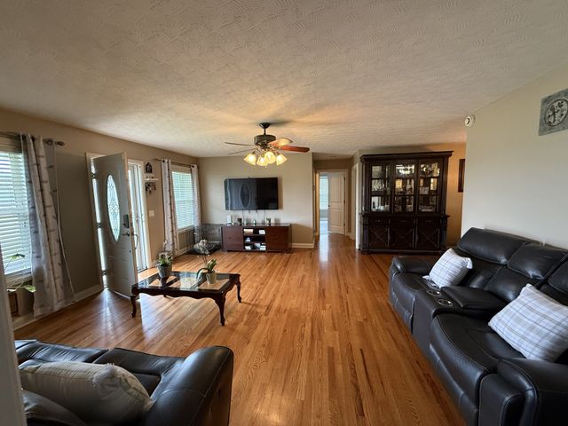 1002 Spire Way Dr, Castalian Springs, TN 37031