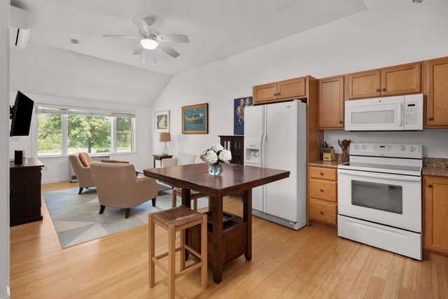 18 Woodside Meadow Rd Apt 4, York, ME 03909