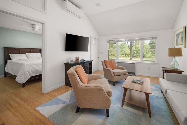 18 Woodside Meadow Rd Apt 4, York, ME 03909